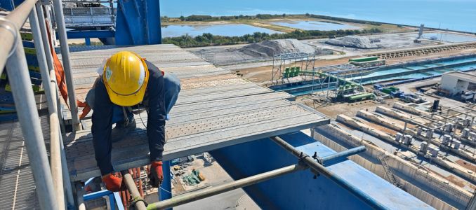 Construction workers on job site in Oakland California wearing safety gear